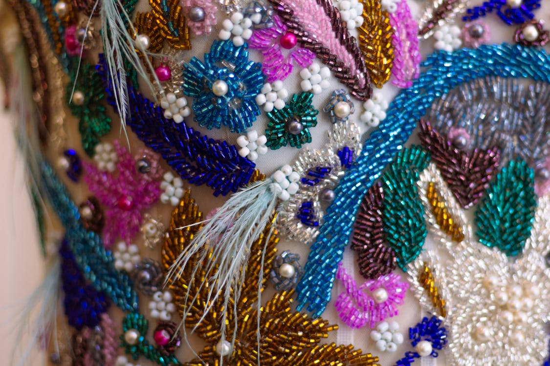 Bordado con mostacillas coloridas - flores y hojas