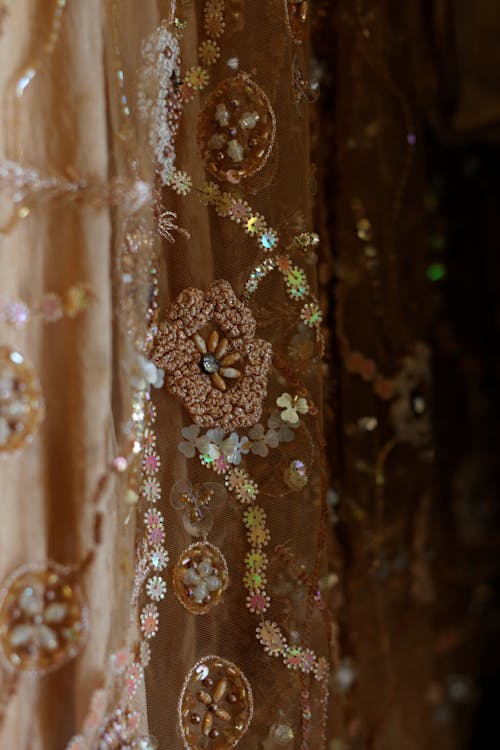 Detalle de bordado con mostacillas champagne